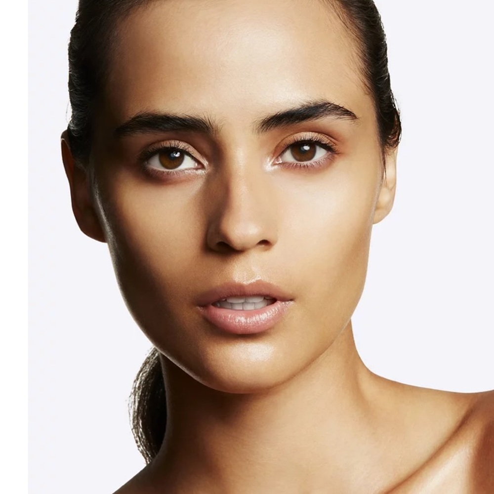 MAC Fix + Magic Radiance Setting Spray - Picture 10 of 11